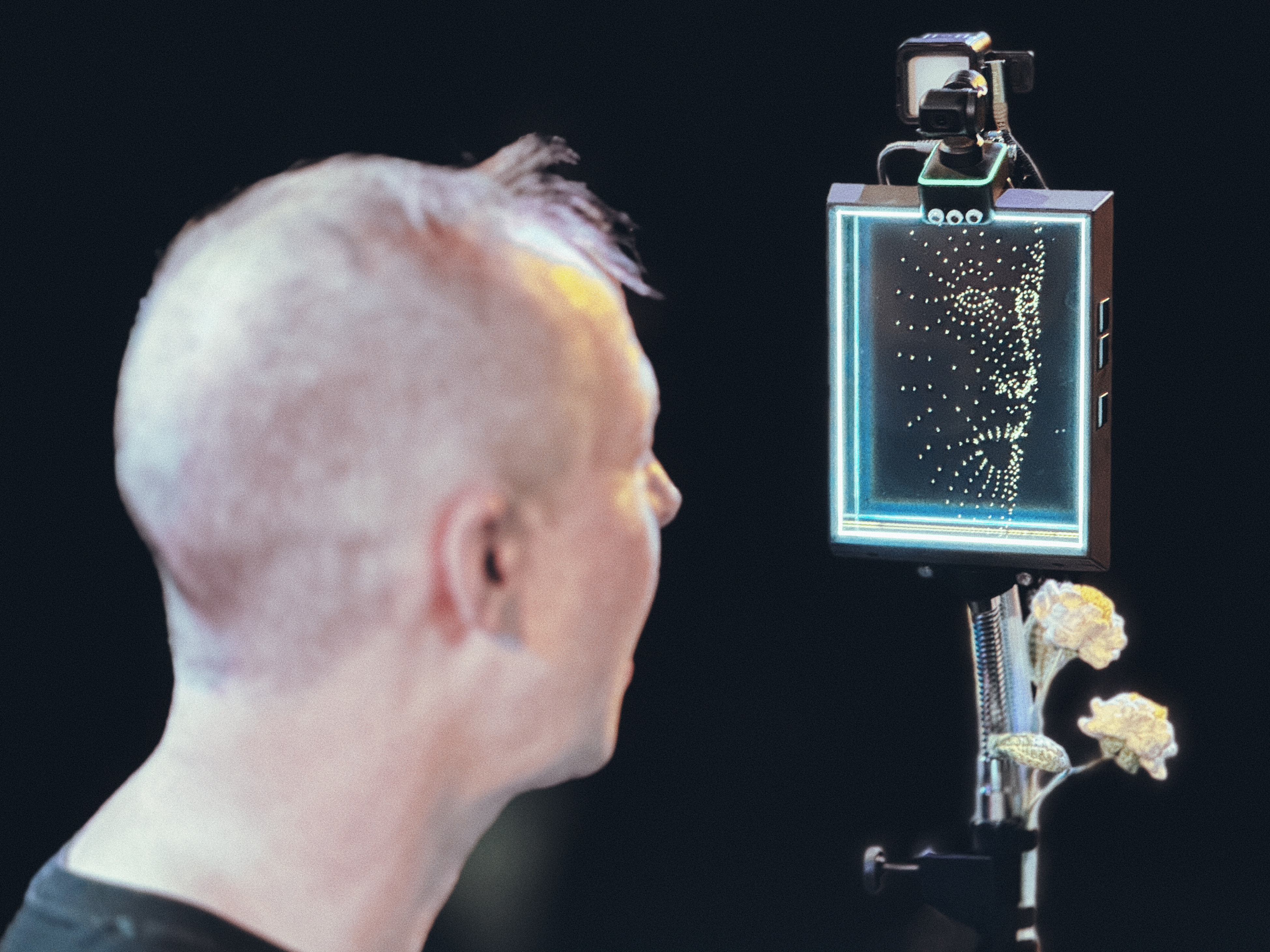 A person demonstrating how to use the PhotoSYNTH 4D with a holographic display.